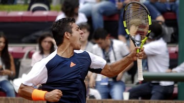 MED711- MEDELLÍN (COLOMBIA) -07/04/2017 -El tenista chileno Christian Garín celebra un punto ante su rival colombiano Santiago Giraldo hoy, domingo 9 de abril de 2017, durante el partido por la confrontación entre Colombia y Chile para un cupo al play-off de ascenso al Grupo Mundial de la Copa Davis por BNP Paribas. EFE/Luis Eduardo Noriega A