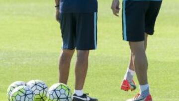 AL HABLA. Aduriz, comentando las molestias con el técnico.