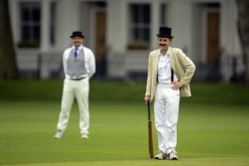 Partido de Críquet Victoriano para conmemorar el 150 aniversario del Almanaque Wisden Cricketers' en la Plaza Vicente en Londres