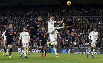 Benzema entre Coquelín y Ezequiel Garay.