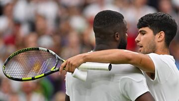 Carlos Alcaraz y Frances Tiafoe hablan al final de su partido en Wimbledon.