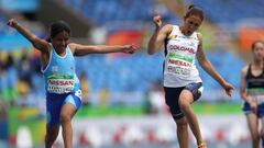 La atleta Martha Liliana de Colombia (c) cruza la meta para ganar la medalla de bronce junto a Yanina Andrea (i) de Argentina en la prueba 100m T36.