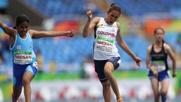 La atleta Martha Liliana de Colombia (c) cruza la meta para ganar la medalla de bronce junto a Yanina Andrea (i) de Argentina en la prueba 100m T36.