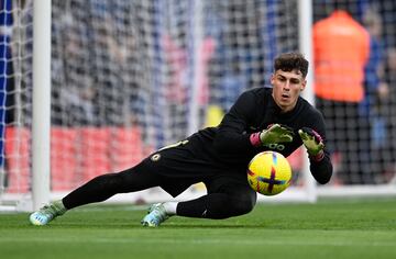 El portero del Chelsea Kepa Arrizabalaga ha querido homenajear al 'Txopo' Iribar. El portero vasco salió en el calentamiento del partido del Chelsea frente al Leeds con una camiseta negra con el nombre de Iribar y con el número 80.