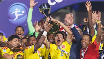 Simón Rojas, jugador de la Selección Colombia Sub-17, le responde al argentino Julio Coria.