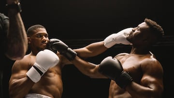 Anthony Joshua y Francis Ngannou fingiendo un KO.