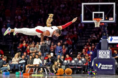 En la liga universitaria de baloncesto de Estados Unidos (NCAA), destacó el partido entre Arizona Wildcats y Kansas State Wildcats, disputado en el McKale Center de Tucson, Arizona, con victoria local por 76-101. Pero lo mejor de la velada se vio en el descanso. Christian y su perro Scooby realizaron un número de equilibrismo haciendo gala del más difícil todavía.