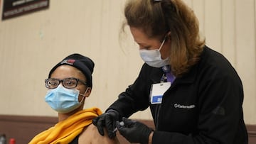 Isis Gardner recibe una dosis de la vacuna Pfizer COVID-19 en el Centro de Recreación Banning el martes 13 de abril de 2021 en Wilmington, California.