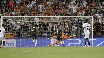 0-2 Pjanic marc¨® el segundo gol de penalti.