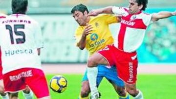 <b>INFRUCTUOSA LUCHA. </b>Gallardo pelea un balón divido con Darino, mientras Sorribas y Camacho observan la acción desde cerca.