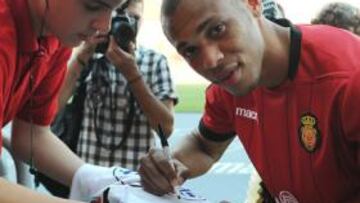 <b>NUEVO FICHAJE. </b>El central se paró a firmar algunos autógrafos a los asistentes en el Iberostar Estadi.
