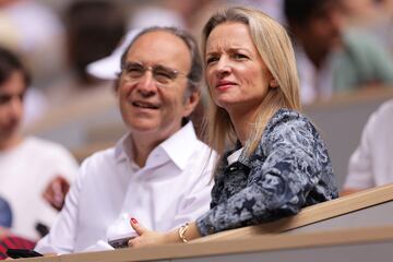 La directora francesa y vicepresidenta ejecutiva de Louis Vuitton Delphine Arnault y el CEO francés del grupo Iliad y Free Telecom, Xavier Niel.