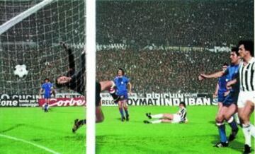 El subcampeonato de UEFA y Copa, unido al buen papel en la Liga, convierten la temporada del Athletic en la del casi. San Mamés despidió a los jugadores como héroes el día que, pese a ganar a la Juve en la final de la UEFA, perdieron el título por el valor doble de los goles en campo contrario.