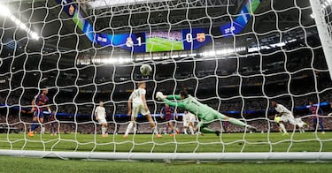 Kylian Mbappé comemora gol anulado do Real Madrid contra o Barcelona no Santiago Bernabéu.
