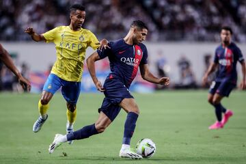 Achraf Hakimi se zafa del jugador del Al-Nassr Football Club Abdulrahman Ghareeb.