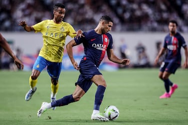 Achraf Hakimi se zafa del jugador del Al-Nassr Football Club Abdulrahman Ghareeb.