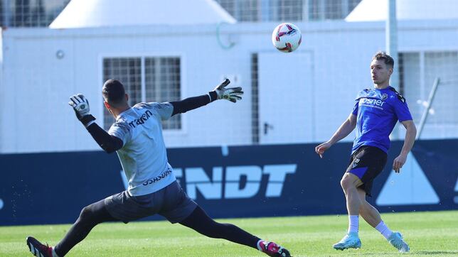 Bryan Zaragoza recibe el premio al mejor gol de Osasuna