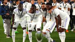 Mendy, Camavinga, Benzema y Tchouaméni haciéndose una foto con el trofeo de la Supercopa de Europa.