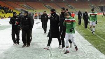 <b>HELADOS EN EL LUZHNIKI. </b>Iker Muniain y sus compañeros abandonan el campo moscovita mirando al suelo después de no poder mantener el gol inicial del Athletic.