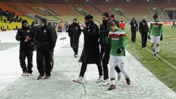 <b>HELADOS EN  EL LUZHNIKI. </b>Iker Muniain y sus compañeros abandonan el campo moscovita mirando al suelo después de no poder mantener el gol inicial del Athletic.