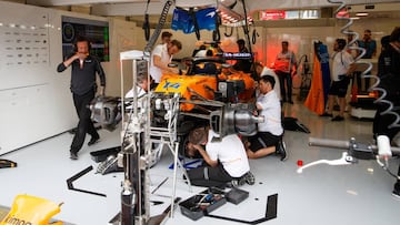 14 ALONSO Fernando (spa), McLaren Renault MCL33, in the garage, box, mechanic, mecanicien during the 2018 Formula One World Championship, Grand Prix of Austria from June 28 to july 1 , in Spielberg, Austria - Photo Antonin Vincent / DPPI *** Local Caption