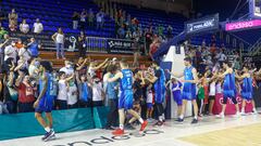 Los jugadores del Urbas Fuenlabrada celebran con sus aficionados la victoria ante el Breog&aacute;n.