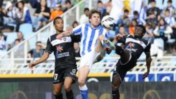 Illarramendi pugna por una pelota en un partido ante el Levante.