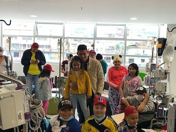 James comparte con los niños del Hospital de la Misericordia