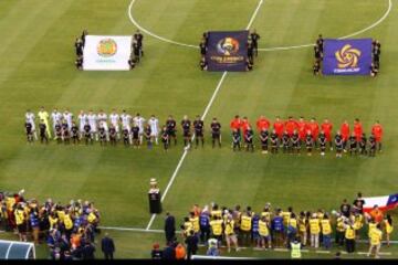 Los equipos salen al campo para el partido final de la Copa América Centenario, entre las selecciones de Argentina y Chile, en el estadio MetLife de East Rutherford, Nueva Jersey (EE.UU.)