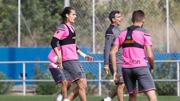 Enes Unal, entren&aacute;ndose con el Levante.