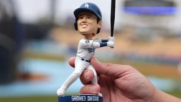Los Angeles (United States), 16/05/2024.- A fan holds their Shohei Ohtani bobblehead before the start of the MLB game between the Los Angeles Dodgers and the Cincinnati Reds in Los Angeles, California, USA, 16 May 2024. EFE/EPA/ALLISON DINNER