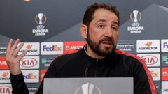 GRAFAND3273. SEVILLA, 19/02/2019.- El entrenador del Sevilla, Pablo Mach&iacute;n, durante la rueda de prensa ofrecida hoy en el estadio S&aacute;nchez Pizju&aacute;n de la capital hispalense previa al partido de vuelta de dieciseisavos de Final de la Lig