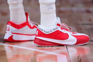 Detalle de las zapatillas del jugador griego Giannis Antetokounmpo.