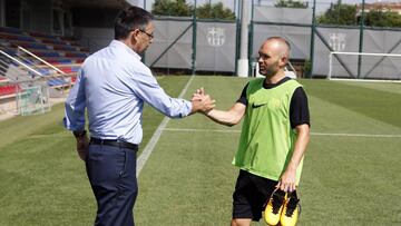 Bartomeu saluda a Iniesta en una imagen de archivo.