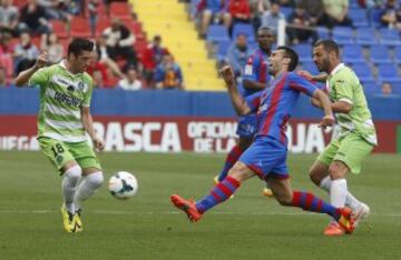 Escudero con el balón ante Barral. 