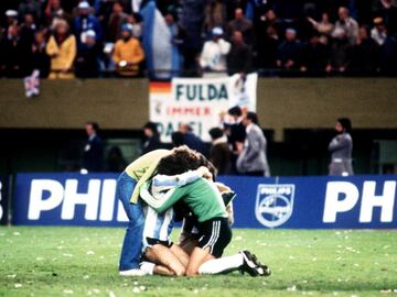 “El abrazo del alma”. El portero argentino Ubaldo Fillol celebra la victoria con su compañero de equipo Alberto Tarantini y dos seguidores tras la victoria de la albiceleste por 3-1 frente a Holanda un 25 de Junio de 1978.