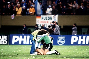 “El abrazo del alma”. El portero argentino Ubaldo Fillol celebra la victoria con su compañero de equipo Alberto Tarantini y dos seguidores tras la victoria de la albiceleste por 3-1 frente a Holanda un 25 de Junio de 1978.