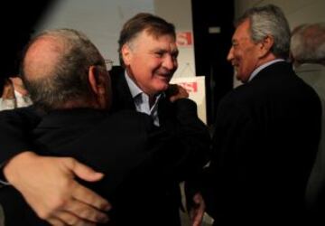 Jos谷 Antonio Camacho saluda a Paco Gento.