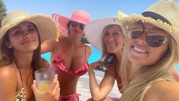 Antonela Rocuzzo, Daniella Semaan, Sofi Balbi (las mujeres de Lionel Messi, Cesc F&agrave;bregas y Luis Su&aacute;rez) con otra amiga disfrutando del verano en julio del 2019.