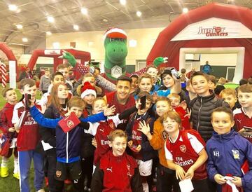 Alexis Sánchez junto a los niños de Junior Gunners.