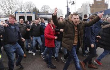 Pelea entre los seguidores del Tottenham y el Millwall