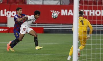 Jules Koundé y Luis Suárez.