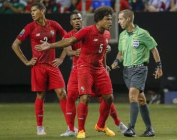 Jugadores de Panamá discuten con el árbitro Mark Geiger, que decretó penalti por una supuesta mano de Torres, lo que enfado de los panameños, que amenazaron incluso con retirarse del campo