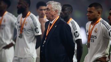 Ancelotti, con los jugadores del Real Madrid.