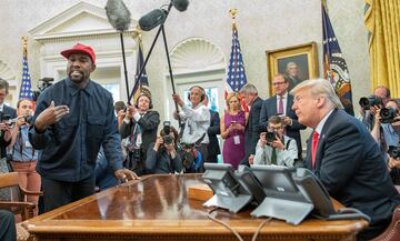 El artista estadounidense Kanye West anunció en febrero su intención de votar a Donald Trump. West fue invitado a una cena por Donald Trump en Mar-a-Lago.