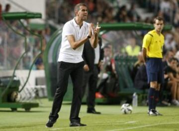 El entrenador del Eibar, Gaizka Garitano, anima a los suyos durante el encuentro frente al Elche de la cuarta jornada de Liga de Primera División que se juega esta noche en el estadio Martínez Valero, en Elche. 