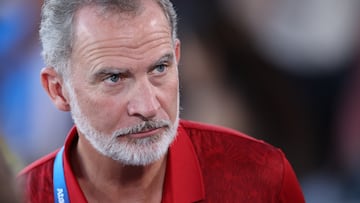 COLOMBES (FRANCIA), 05/08/2024.- El rey Felipe VI durante el partido de cuartos de final de Hockey sobre hierba femenino, entre Bélgica y España, de los Juegos Olímpicos de París 2024 este lunes, en el Estadio Yves-du-Manoir de Colombes (Francia). EFE/ Miguel Gutiérrez