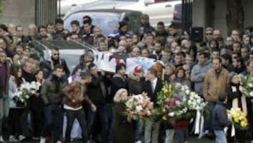 Traslado del féretro durante el entierro del hincha del Deportivo Francisco Javier Romero Taboada 'Jimmy', que falleció el domingo en una reyerta entre el grupo ultra al que pertenecía, Riazor Blues, y el Frente Atlético.