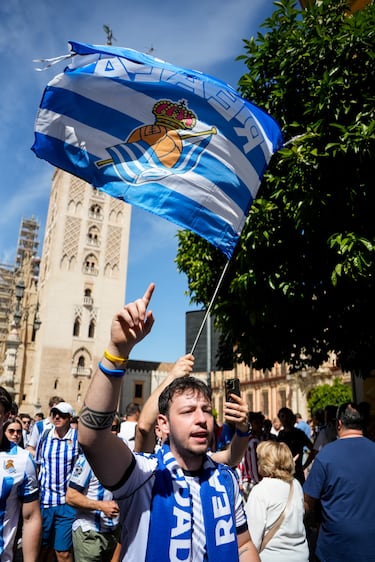 Imágenes de las aficiones del Atlético de Madrid y Real Sociedad en las calles de Sevilla a horas de disputarse la Final de la Copa del Rey.