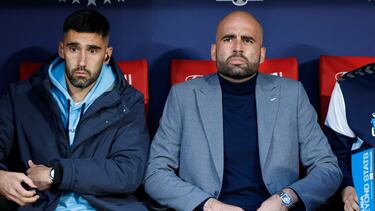 El entrenador del Celta de Vigo, Claudio Giráldez, junto a su ayudante Róber Fernández durante el partido de Liga que disputaron el Atlético de Madrid y el Celta de Vigo esta temporada en el Riyadh Air Metropolitano, en Madrid.